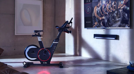 Optimale Sitzposition Indoor Cycle einstellen - Indoor Cycle in moderner Wohnung